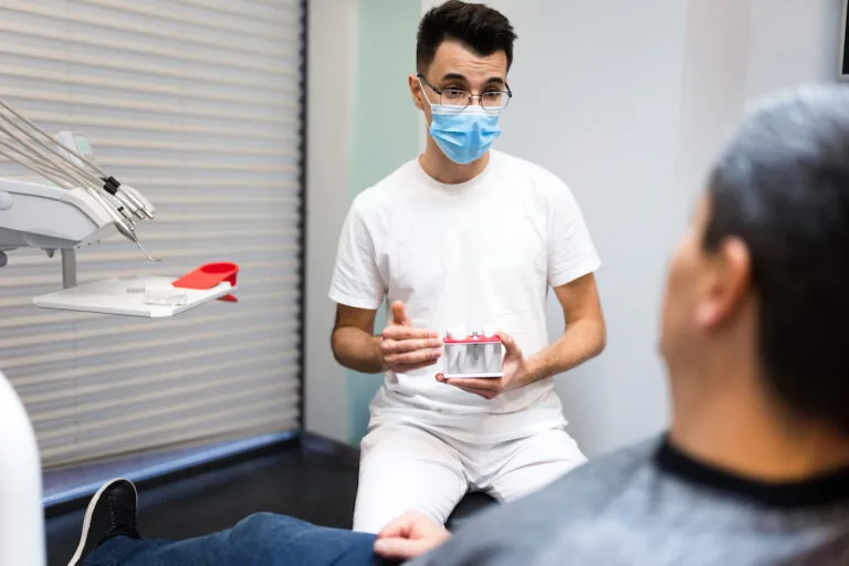 最新消息 2 dental surgeon with dental crown in hands model ta 2022 01 11 00 29 18 utc 1